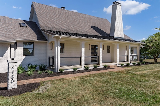 view of front of house featuring a porch and a front lawn