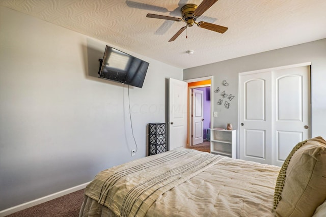 bedroom with carpet flooring, ceiling fan, a textured ceiling, and a closet