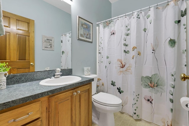 bathroom featuring a shower with shower curtain, vanity, and toilet