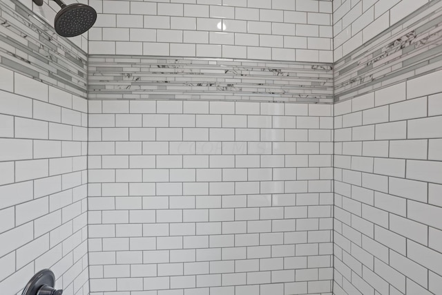 bathroom featuring a tile shower