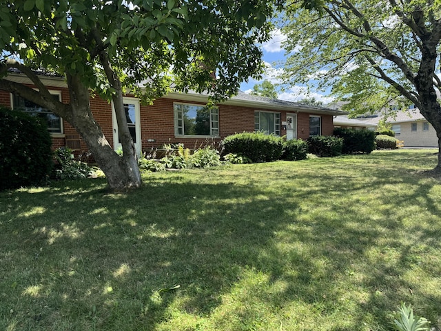 ranch-style home featuring a front lawn