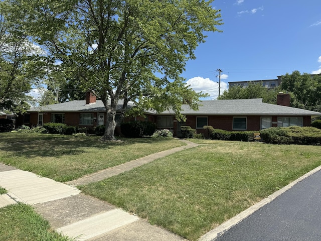 single story home with a front lawn