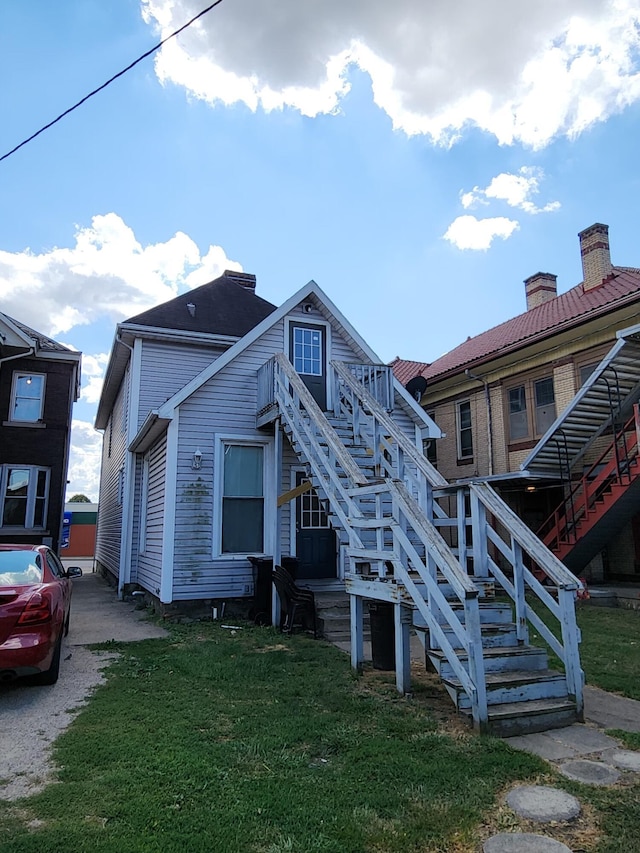 view of front facade with a front yard