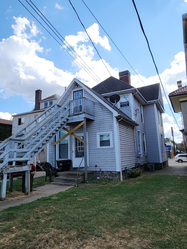 view of front of property with a front yard