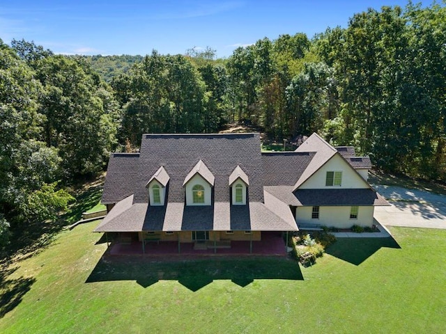 bird's eye view featuring a wooded view