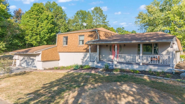 view of front facade with a front lawn and covered porch