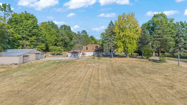 view of yard with an outbuilding