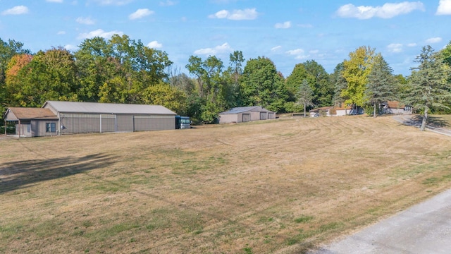 view of yard featuring an outdoor structure