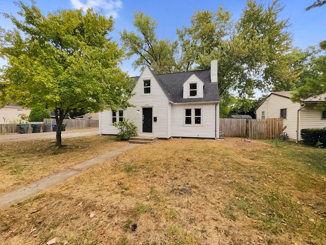 cape cod-style house featuring a front lawn