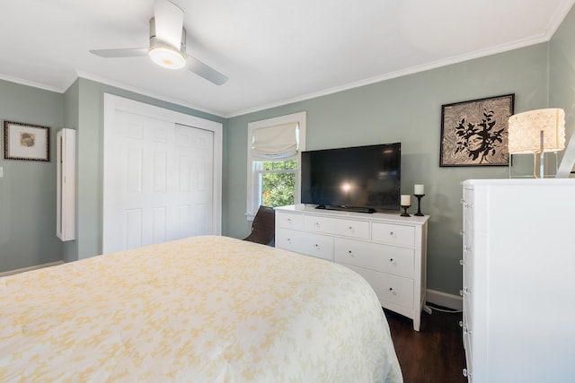 bedroom featuring crown molding, a closet, ceiling fan, and dark wood-type flooring