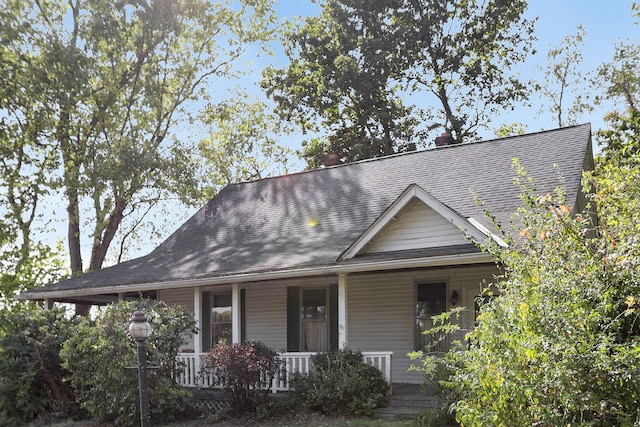 view of front of property featuring covered porch