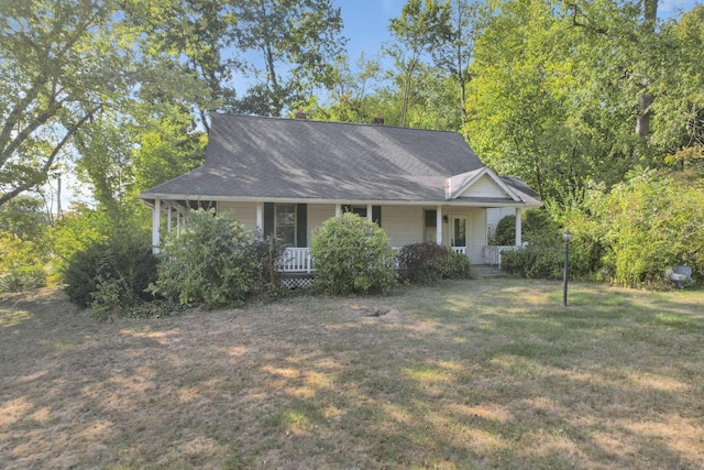 view of front of property featuring a front lawn and covered porch