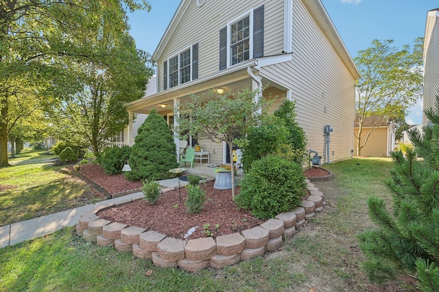 view of front of property with a front yard