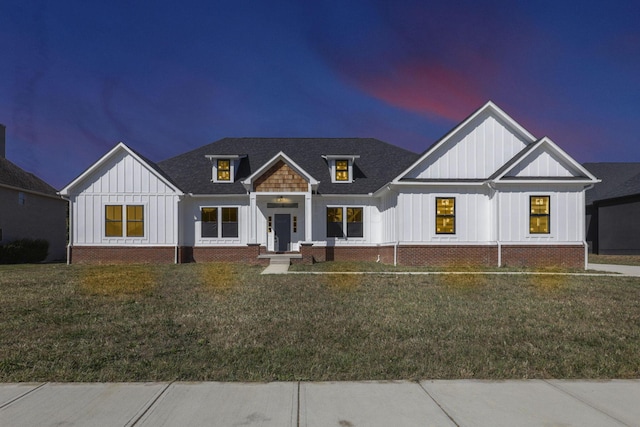 13917 Fantasy Way, Pickerington, OH 43147 - modern farmhouse style home with a yard