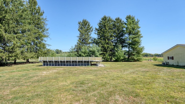 view of yard with a pool