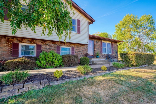 view of front of property with a front lawn