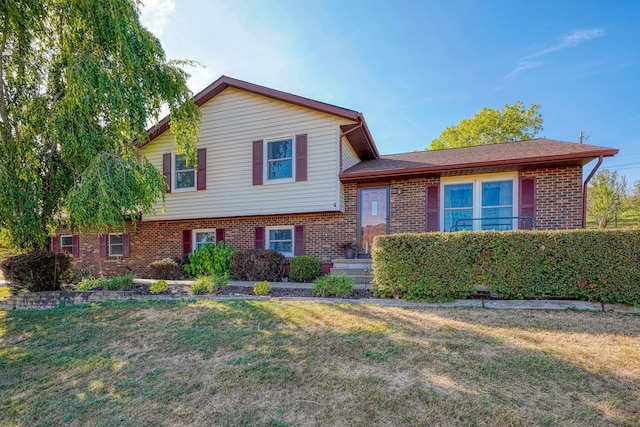 split level home featuring a front yard