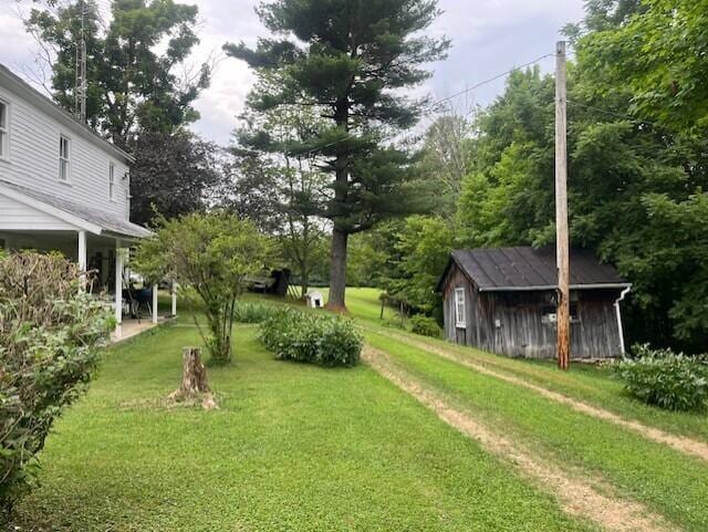 view of yard featuring an outbuilding