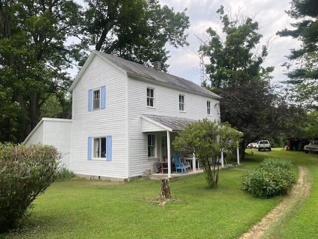 view of front facade with a front lawn