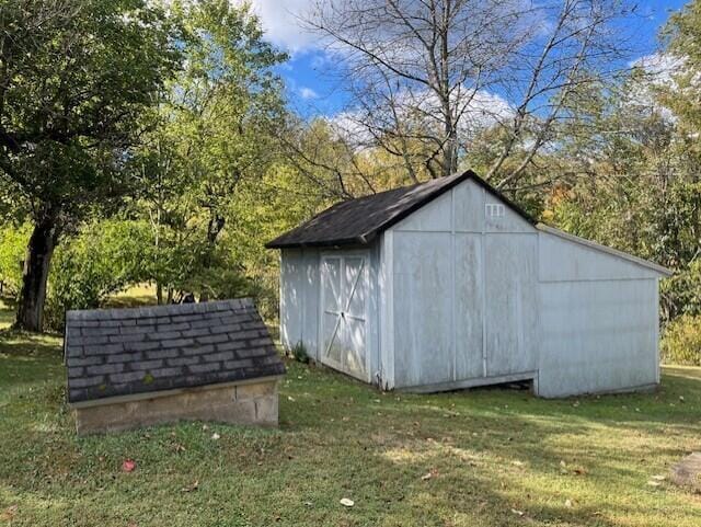 view of outdoor structure with a yard