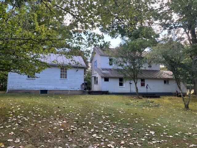 back of house featuring a yard