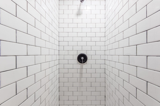 interior details with a tile shower