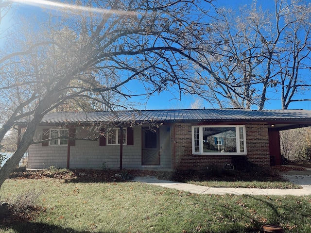 single story home with a front lawn