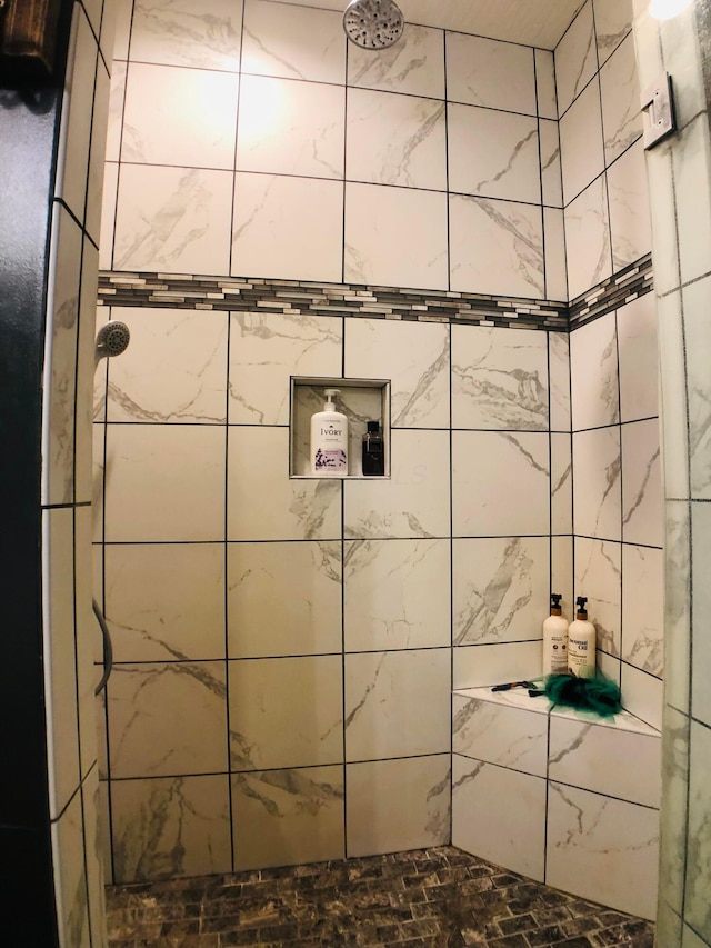 bathroom featuring tiled shower