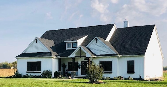 view of front of home featuring a front yard