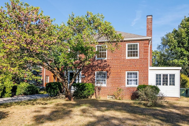 view of front of house featuring a front yard