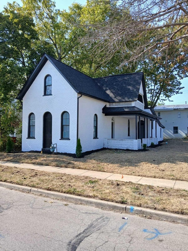 view of front of property featuring a porch and a front yard