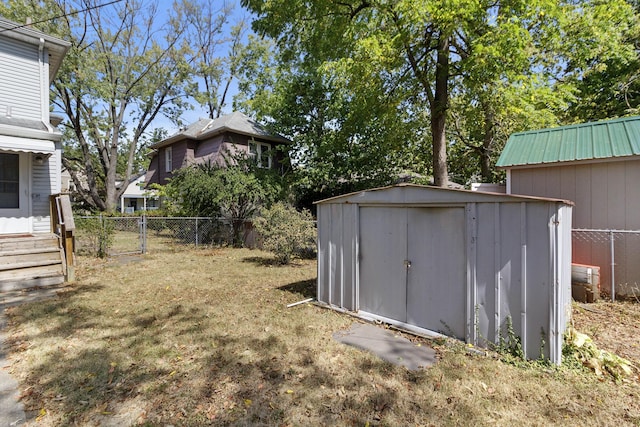 view of yard featuring a storage shed