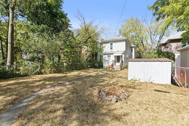 view of yard featuring a shed