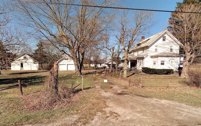 view of yard featuring an outbuilding