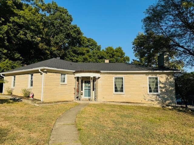 single story home with a front yard