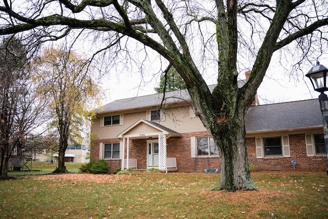 view of front of property with a front lawn