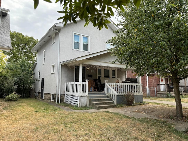 view of front facade featuring a front lawn and a porch