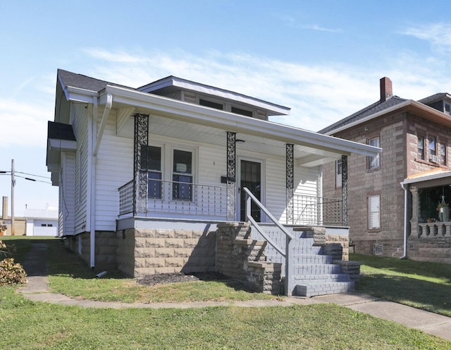 view of front facade featuring a front yard