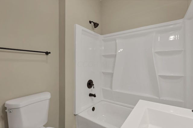 bathroom featuring toilet and washtub / shower combination