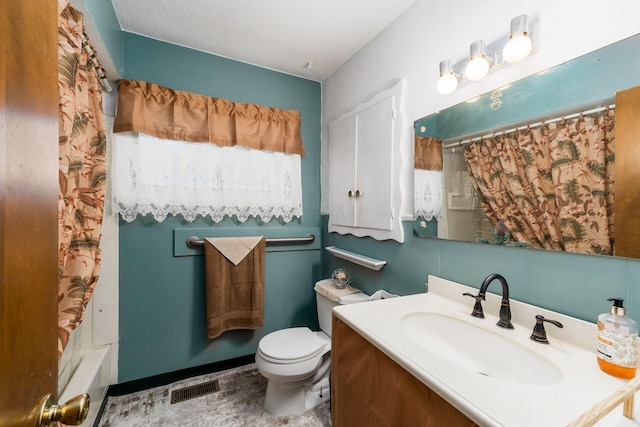 full bathroom with shower / bath combo with shower curtain, vanity, and toilet