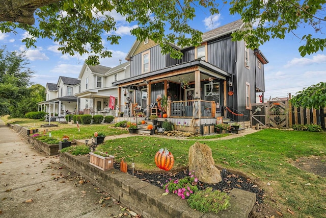 view of front of property featuring a porch and a front yard