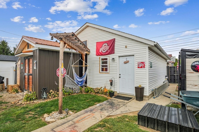 view of outdoor structure with a yard