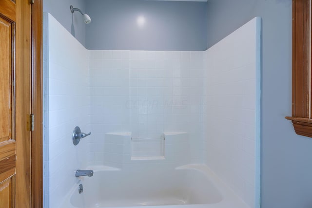 bathroom with tub / shower combination