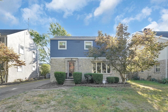 view of front of property featuring a front yard