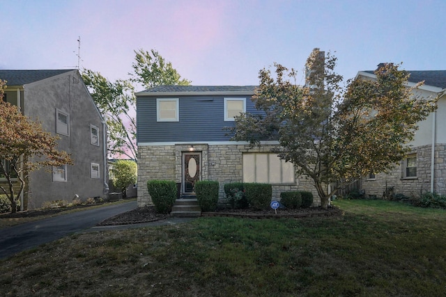 front facade featuring a lawn