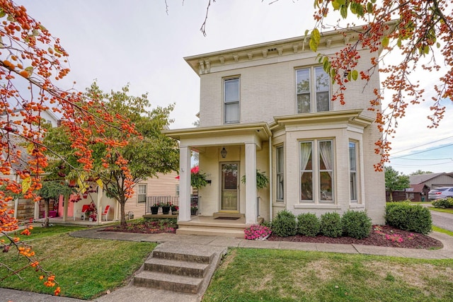 italianate home featuring a front lawn