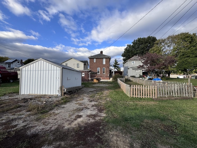 view of yard with an outbuilding