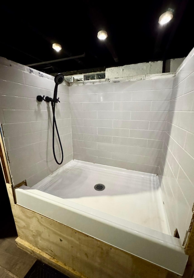 bathroom featuring tiled shower