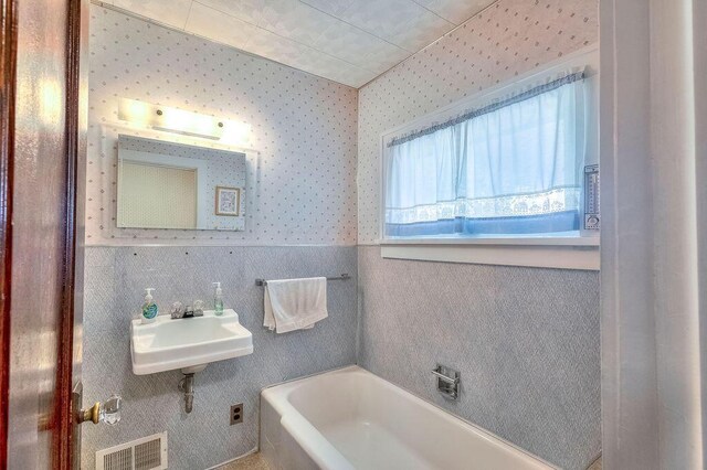 702 Coshocton Ave, Mount Vernon, OH 43050 - bathroom featuring a bath and wallpapered walls