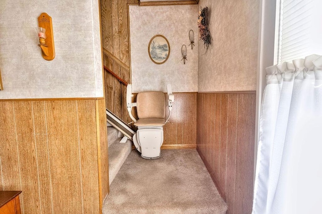 702 Coshocton Ave, Mount Vernon, OH 43050 - detailed view of wallpapered walls, carpet floors, and wainscoting